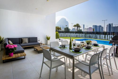 Clem Prachtige luxe villa met privézwembad in Calpe, Costa Blanca, Spanje voor 8 personen. De villa ligt in een stedelijk strandgebied, dichtbij restaurants, bars en supermarkten, en is 1 km van het strand....