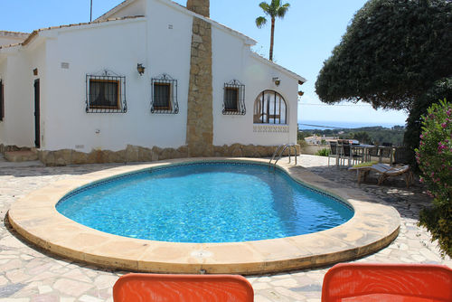 Oliva 4 Mooie en comfortabele villa in Moraira, Costa Blanca, Spanje met een privézwembad voor 4 personen. Het huis is gelegen in een heuvelachtige en residentiële omgeving en ligt op 3 km van het Playa Ampolla Moraira strand....