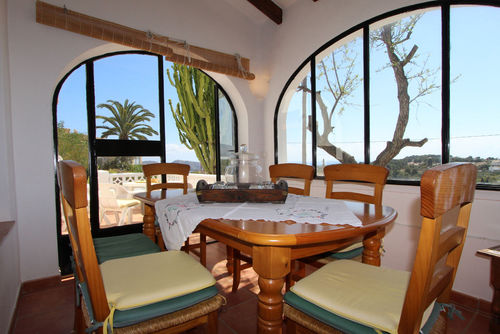 Oliva 4 Mooie en comfortabele villa in Moraira, Costa Blanca, Spanje met een privézwembad voor 4 personen. Het huis is gelegen in een heuvelachtige en residentiële omgeving en ligt op 3 km van het Playa Ampolla Moraira strand....