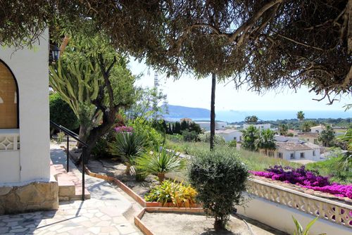Oliva 4 Schöne und komfortable Villa mit privatem Pool in Moraira, Costa Blanca, Spanien für 4 Personen. Das Haus befindet sich in einer hügeligen Wohngegend und ist 3 km vom Playa Ampolla Moraira Strand entfernt....
