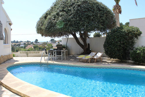 Oliva 4 Mooie en comfortabele villa in Moraira, Costa Blanca, Spanje met een privézwembad voor 4 personen. Het huis is gelegen in een heuvelachtige en residentiële omgeving en ligt op 3 km van het Playa Ampolla Moraira strand....