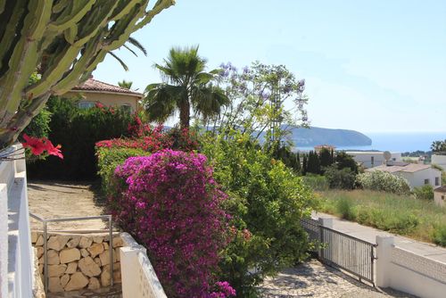 Oliva 4 Schöne und komfortable Villa mit privatem Pool in Moraira, Costa Blanca, Spanien für 4 Personen. Das Haus befindet sich in einer hügeligen Wohngegend und ist 3 km vom Playa Ampolla Moraira Strand entfernt....