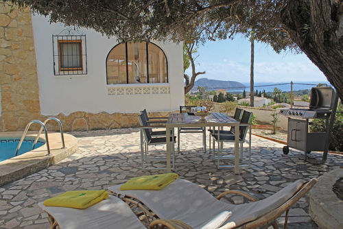 Oliva 4 Mooie en comfortabele villa in Moraira, Costa Blanca, Spanje met een privézwembad voor 4 personen. Het huis is gelegen in een heuvelachtige en residentiële omgeving en ligt op 3 km van het Playa Ampolla Moraira strand....