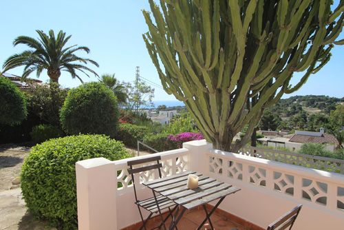 Oliva 4 Schöne und komfortable Villa mit privatem Pool in Moraira, Costa Blanca, Spanien für 4 Personen. Das Haus befindet sich in einer hügeligen Wohngegend und ist 3 km vom Playa Ampolla Moraira Strand entfernt....