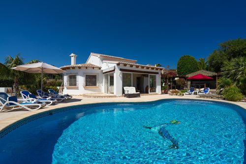 Semoni Grande et confortable villa à Xàbia, Costa Blanca, Espagne avec piscine privée pour 6 personnes. La maison est située dans une zone résidentielle de plage, à 2 km de la plage de La Barraca, Xàbia....
