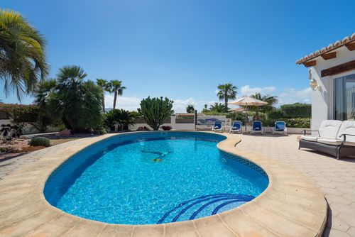 Semoni Grande et confortable villa à Jávea, Costa Blanca, Espagne avec piscine privée pour 6 personnes. La maison est située dans une zone résidentielle près de la plage et à 2 km de la plage de La Barraca, Jávea....