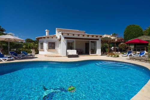 Semoni Grande et confortable villa à Jávea, Costa Blanca, Espagne avec piscine privée pour 6 personnes. La maison est située dans une zone résidentielle près de la plage et à 2 km de la plage de La Barraca, Jávea....