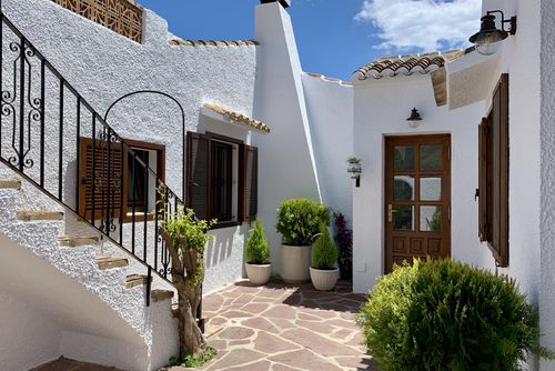 Villa Sortetes Hermosa y cómoda casa de vacaciones en Javea, Costa Blanca, España, con piscina privada para 10 personas. La casa está situada en una zona residencial, cerca de restaurantes y bares, tiendas y supermercados, y a 2 km de la playa....