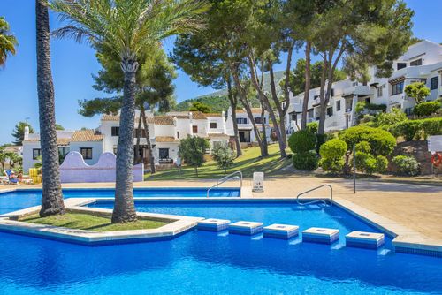 Hendrico Maison de vacances confortable à Moraira, Costa Blanca, Espagne avec piscine commune pour 6 personnes. La maison est située dans une zone côtière, boisée et résidentielle, à 3 km de la plage....
