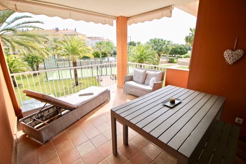 Estrella del Mar 68 by homeprive Maravilloso apartamento en Denia, Costa Blanca, España, con piscina comunitaria para 4 personas. El apartamento está situado en una zona residencial de playa, cerca de restaurantes, bares y supermercados, y a solo 25 metros de la playa....