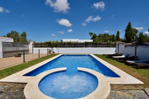 Lola Villa con piscina privada en Chiclana de la Frontera, Costa de la Luz, España, para 11 personas. La casa está situada en una zona costera y rural....