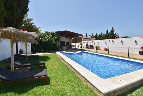 Lola Villa avec piscine privée à Chiclana de la Frontera, Costa de la Luz, Espagne, pour 11 personnes. La maison est située dans une zone côtière et rurale....