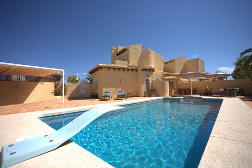 Altea casa Luna -la Nucia Casa vacanze moderna e confortevole con piscina privata a La Nucia, Costa Blanca, Spagna, per 6 persone. La casa è situata in una zona residenziale costiera, collinare e boschiva, a 3 km da Alfaz del Pi....