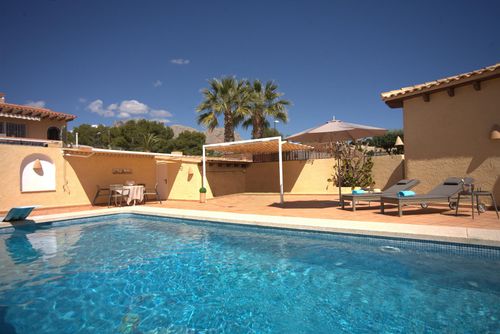 Altea casa Luna -la Nucia Moderne og komfortabel feriebolig i La Nucia, Costa Blanca, Spanien med privat swimmingpool til 6 personer. Huset ligger i et kystnært, bakket, skovklædt og boligområde og er 3 km fra Alfaz del Pi....