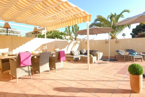 Altea casa Luna -la Nucia Moderne en comfortabele vakantiewoning in La Nucia, Costa Blanca, Spanje met privézwembad voor 6 personen. Het huis is gelegen in een kust-, heuvelachtig, bosrijk en residentieel gebied en ligt op 3 km van Alfaz del Pi....