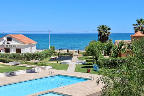 Tierra de mar 67 by homeprive Hermoso apartamento con piscina comunitaria en Denia, Costa Blanca, España, para 4 personas. El apartamento está situado en una zona residencial de playa, cerca de restaurantes, bares y supermercados, y a solo 25 metros de la playa....