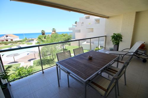 Tierra de mar 67 by homeprive Smuk lejlighed med fælles swimmingpool i Denia, Costa Blanca, Spanien til 4 personer. Lejligheden ligger i et boligområde tæt på stranden, nær restauranter, barer og supermarkeder, og kun 25 meter fra stranden....