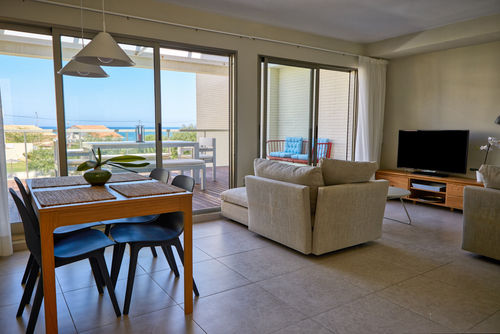 Tierra de Mar 66 by homeprive Stor penthouse i Denia, Costa Blanca, Spanien med fælles pool til 6 personer. Huset ligger tæt på restauranter, barer og supermarkeder og kun 25 m fra stranden....