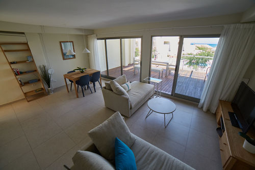 Tierra de Mar 66 by homeprive Amplio ático en Denia, Costa Blanca, España, con piscina comunitaria para 6 personas. La casa está situada cerca de restaurantes, bares y supermercados, y a 25 metros de la playa....