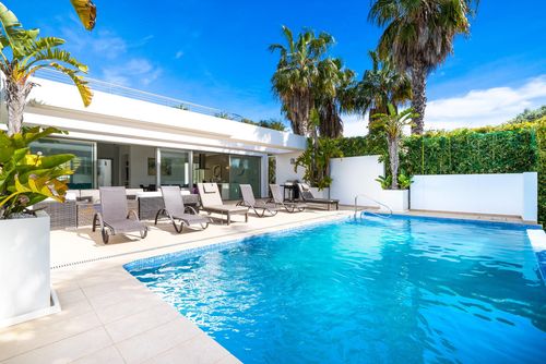 Casa Elche Moderne und angenehme Villa mit privatem Pool in Jávea, Costa Blanca, Spanien für 8 Personen. Das Haus befindet sich in einem Wohnstrandgebiet, in der Nähe von Restaurants und Bars und 2 km vom Strand Cala Barraca in Jávea entfernt....