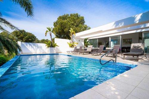Casa Elche Moderna y encantadora villa en Jávea, Costa Blanca, España, con piscina privada para 8 personas. La casa está situada en una zona residencial de playa, cerca de restaurantes y bares, y a 2 km de Cala Barraca, playa de Jávea....