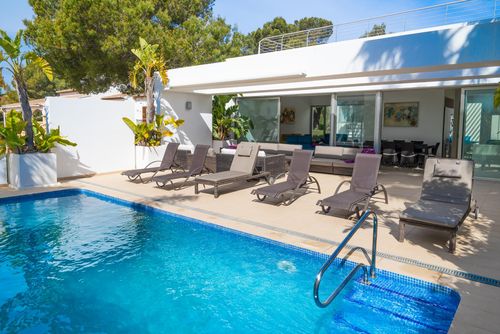 Casa Elche Villa moderne et agréable avec piscine privée à Jávea, Costa Blanca, Espagne pour 8 personnes. La maison est située dans un quartier résidentiel de plage, à proximité des restaurants et bars, et à 2 km de la plage de Cala Barraca, Jávea....