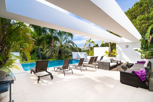 Casa Elche Villa moderne et agréable à Jávea, Costa Blanca, Espagne, avec piscine privée pour 8 personnes. La maison est située dans un quartier résidentiel de plage, à proximité de restaurants et de bars, et à 2 km de la plage de Cala Barraca, Jávea....