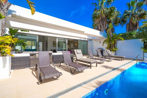 Casa Elche Moderna y agradable villa con piscina privada en Jávea, Costa Blanca, España para 8 personas. La casa está situada en una zona residencial de playa, cerca de restaurantes y bares, y a 2 km de Cala Barraca, playa de Jávea....