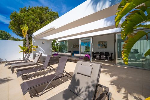 Casa Elche 6 pax Moderna y agradable villa con piscina privada en Jávea, Costa Blanca, España para 6 personas. La casa está situada en una zona residencial de playa, cerca de restaurantes y bares y a 2 km de Cala Barraca, playa de Jávea....