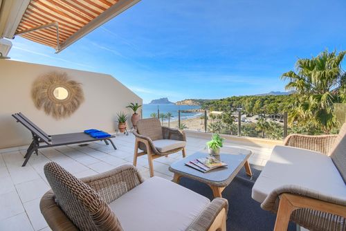 El Senillar Grand et bel appartement à Moraira, Costa Blanca, Espagne, pour 4 personnes. L'appartement est situé dans une zone résidentielle près de la plage, à proximité des restaurants et bars, des magasins, et des supermarchés, à 200 m de la plage de Playa de L'Ampolla et à 0,2 km de la Méditerranée....