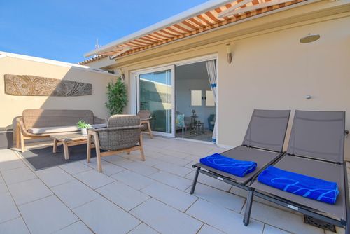 El Senillar Grand et bel appartement à Moraira, Costa Blanca, Espagne, pour 4 personnes. L'appartement est situé dans une zone résidentielle près de la plage, à proximité des restaurants et bars, des magasins, et des supermarchés, à 200 m de la plage de Playa de L'Ampolla et à 0,2 km de la Méditerranée....