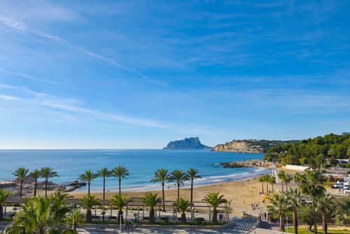 El Senillar Grand et bel appartement à Moraira, Costa Blanca, Espagne, pour 4 personnes. L'appartement est situé dans une zone résidentielle près de la plage, à proximité des restaurants et bars, des magasins, et des supermarchés, à 200 m de la plage de Playa de L'Ampolla et à 0,2 km de la Méditerranée....