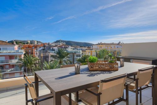El Senillar Groot en mooi appartement in Moraira, Costa Blanca, Spanje voor 4 personen. Het appartement is gelegen in een residentiële strandwijk, dicht bij restaurants en bars, winkels en supermarkten, op 200 m van Playa de L'Ampolla strand en op 0,2 km van de Middellandse Zee....