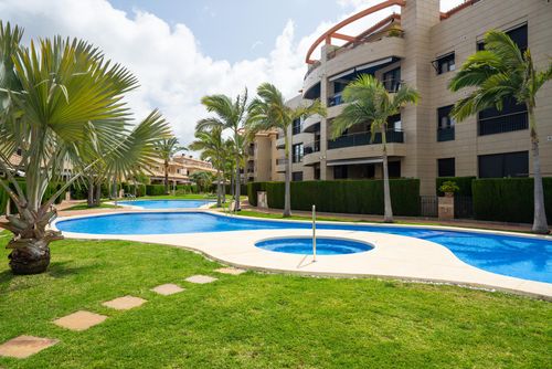 Amalia Smuk og hyggelig lejlighed med fælles pool i Jávea, Costa Blanca, Spanien til 2 personer. Lejligheden er beliggende i et beboelsesområde ved stranden, tæt på restauranter og barer, butikker og supermarkeder, kun 1 km fra La Grava, Puerto, Jávea strand og 1 km fra Mediterráneo, Jávea....