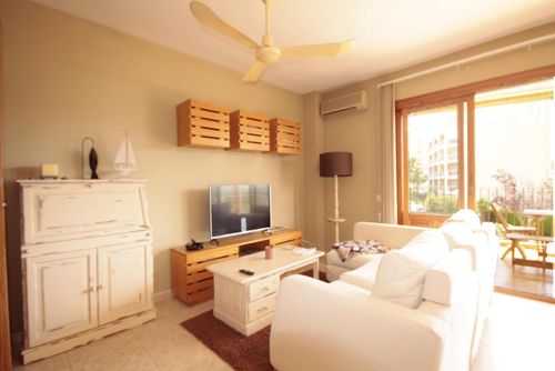 Saladar Bel et confortable appartement à Xàbia, Costa Blanca, Espagne pour 6 personnes. L'appartement est situé dans un quartier résidentiel de plage, à proximité des restaurants et bars, des commerces et supermarchés, et à 500 mètres de la plage El Arenal....