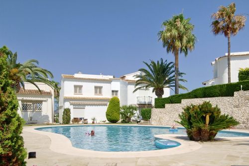 Casa Lucy Wunderschönes und komfortables Haus mit Gemeinschaftspool in Moraira, Costa Blanca, Spanien für 6 Personen. Das Haus befindet sich in einem Wohngebiet in Strandnähe, nahe Restaurants und Bars, Geschäften und Supermärkten, und 1 km vom Strand Cala Punta Estrella entfernt....