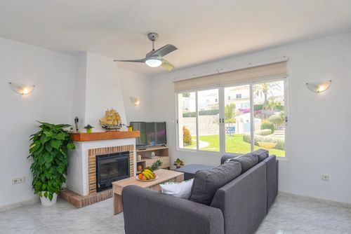 Casa Lucy Magnifique et confortable maison avec piscine commune à Moraira, Costa Blanca, Espagne, pour 6 personnes. La maison est située dans une zone résidentielle proche de la plage, à proximité de restaurants et bars, de commerces et supermarchés, et à 1 km de la plage de Cala Punta Estrella....