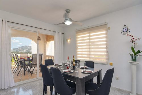 Casa Lucy Magnifique et confortable maison avec piscine commune à Moraira, Costa Blanca, Espagne, pour 6 personnes. La maison est située dans une zone résidentielle proche de la plage, à proximité de restaurants et bars, de commerces et supermarchés, et à 1 km de la plage de Cala Punta Estrella....