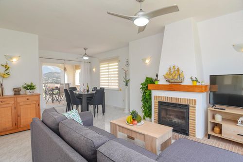 Casa Lucy Wunderschönes und komfortables Haus mit Gemeinschaftspool in Moraira, Costa Blanca, Spanien für 6 Personen. Das Haus befindet sich in einem Wohngebiet in Strandnähe, nahe Restaurants und Bars, Geschäften und Supermärkten, und 1 km vom Strand Cala Punta Estrella entfernt....