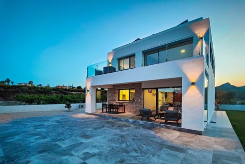 Azahar Sun Moderne und komfortable Villa in Denia, Costa Blanca, Spanien mit privatem Pool für 10 Personen. Das Haus befindet sich in einer hügeligen und ländlichen Gegend....