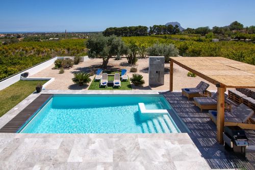 Azahar Sun Villa moderne et confortable à Denia, Costa Blanca, Espagne, avec piscine privée pour 10 personnes. La maison est située dans un secteur vallonné et rural....