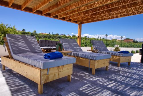 Azahar Sun Villa moderne et confortable à Denia, Costa Blanca, Espagne, avec piscine privée pour 10 personnes. La maison est située dans un secteur vallonné et rural....
