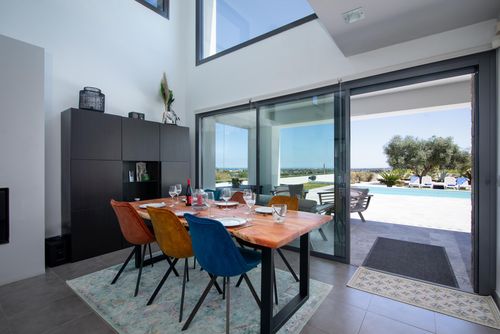 Azahar Sun Villa moderne et confortable avec piscine privée à Denia, Costa Blanca, Espagne pour 10 personnes. La maison est située dans une région vallonnée et rurale....