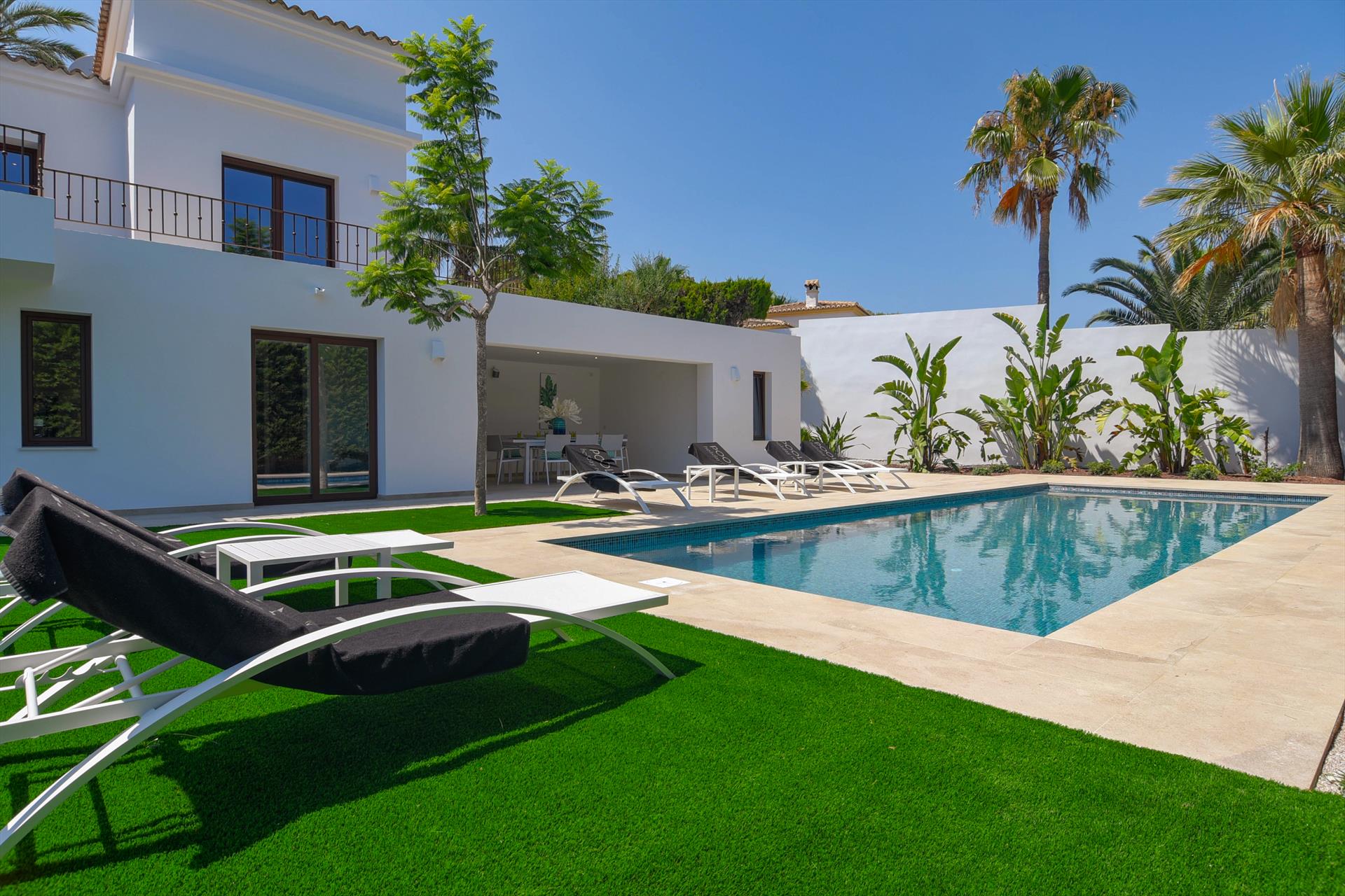 Aguila Rent a Villa