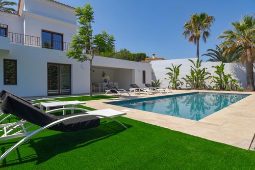 Amipa Moderne en luxe villa in Moraira, Costa Blanca, Spanje met verwarmd zwembad voor 6 personen. De villa is gelegen in een kustgebied, dichtbij restaurants, cafés en winkels, en op 1 km van het strand....
