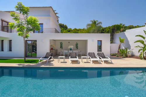 Amipa Moderna e lussuosa villa a Moraira, Costa Blanca, Spagna, con piscina riscaldata per 6 persone. La villa è situata in una zona costiera, vicino a ristoranti, bar e negozi, e a 1 km dalla spiaggia....
