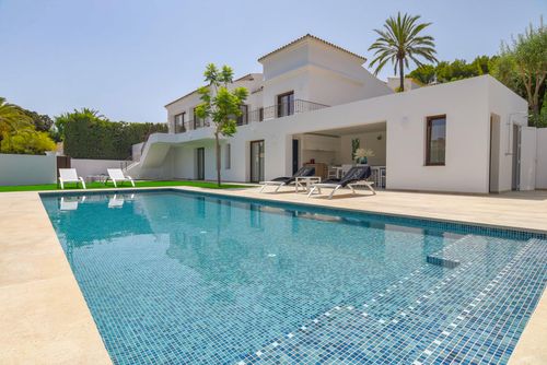 Amipa Moderne en luxe villa met verwarmd zwembad in Moraira, Costa Blanca, Spanje voor 6 personen. De villa is gelegen in een kustgebied, dicht bij restaurants, bars en winkels, en bevindt zich op 1 km van het strand....
