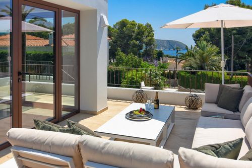 Amipa Villa moderna y lujosa en Moraira, Costa Blanca, España, con piscina climatizada para 6 personas. La villa está situada en una zona costera, cerca de restaurantes, bares y tiendas, y a 1 km de la playa....