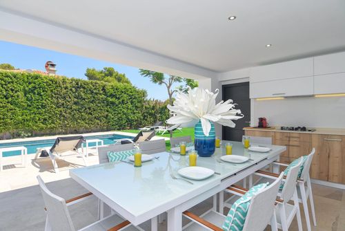 Amipa Villa moderna y lujosa en Moraira, Costa Blanca, España, con piscina climatizada para 6 personas. La villa está situada en una zona costera, cerca de restaurantes, bares y tiendas, y a 1 km de la playa....