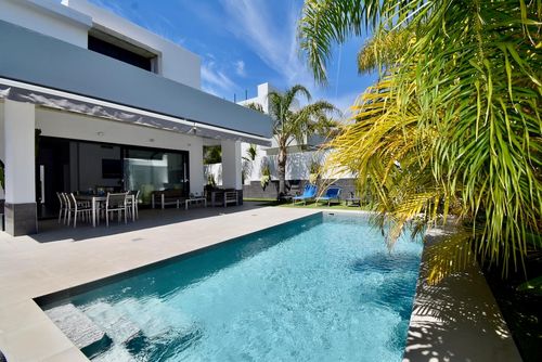 Concha1 Villa con piscina privada en Chiclana de la Frontera, Costa de la Luz, España, para 12 personas. La casa está situada en una zona urbana de playa, cerca de restaurantes y bares, tiendas, supermercados y una pista de tenis, y se encuentra a 500 m de la playa de La Barrosa....